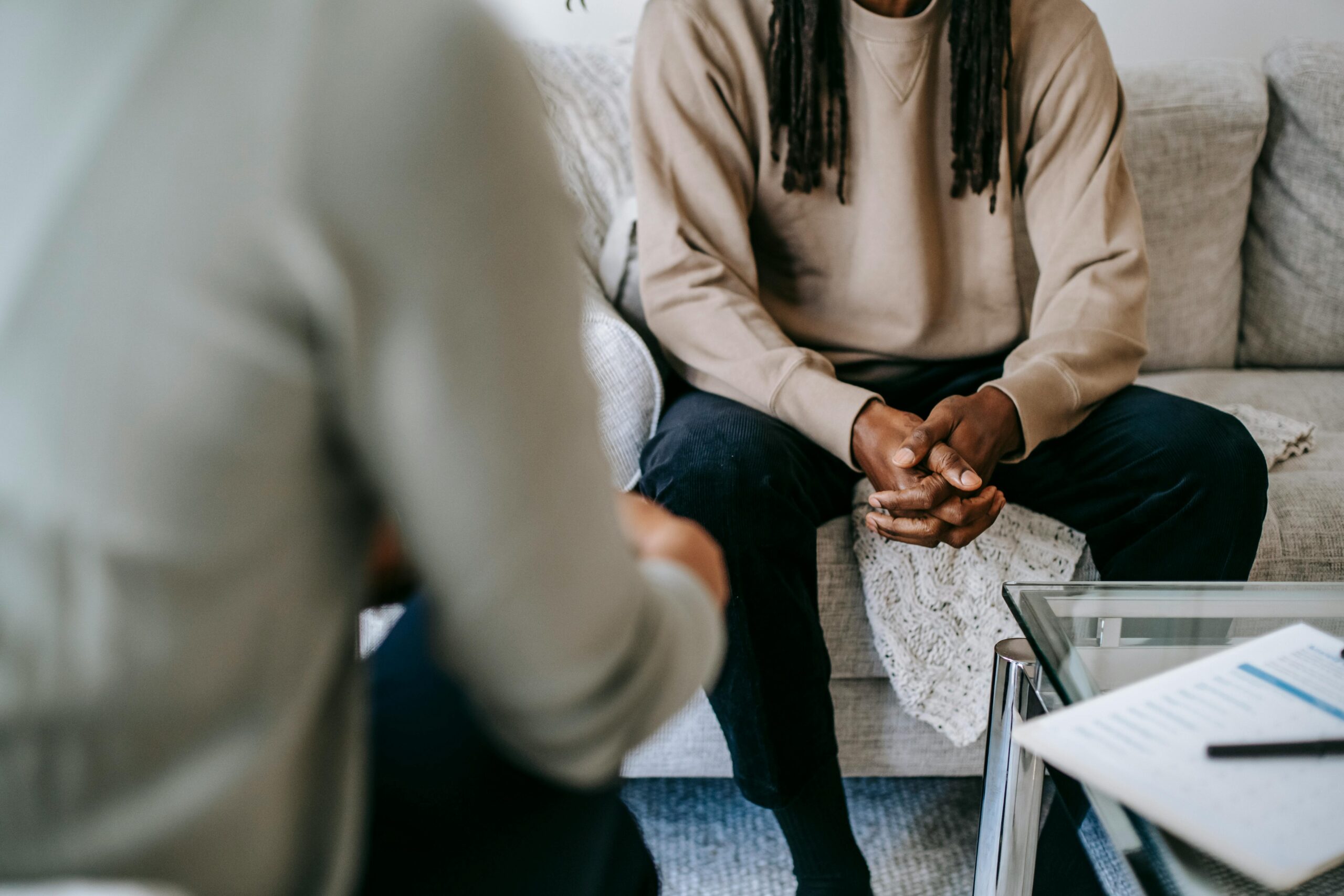 Stock image of a life coach and client having a conversation, illustrating Lifession’s personalized life coaching services for growth and transformation.